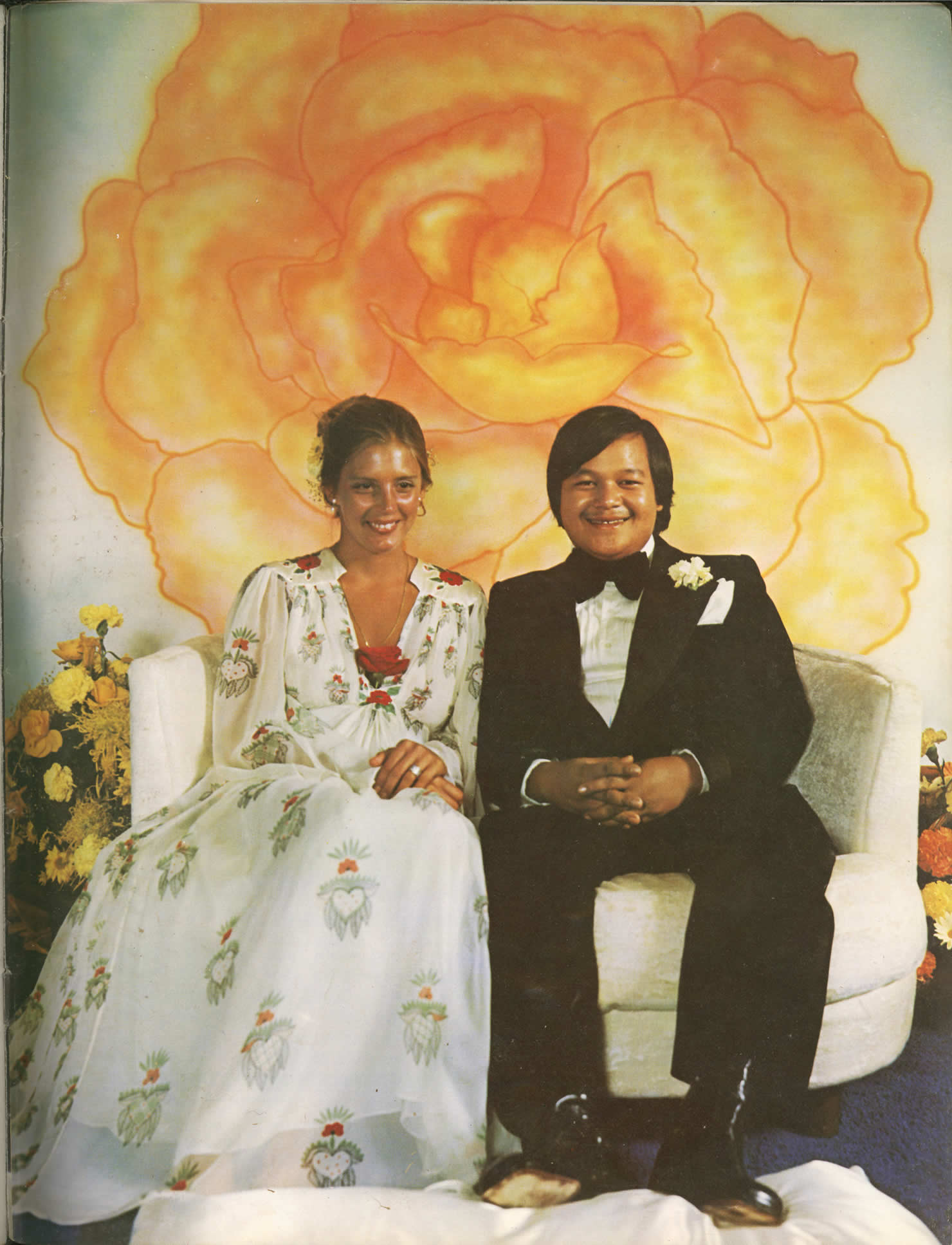 page45_maharaji_marolyn_on_love_seat_wedding_photo_.jpg 196.7K