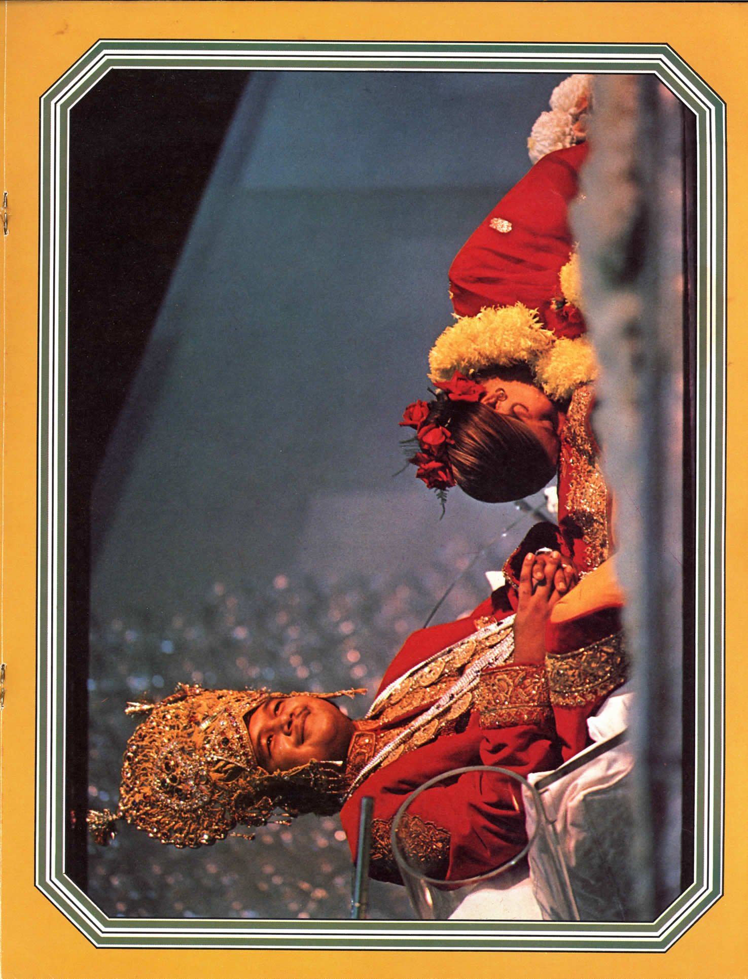 page21_centerfold_maharaji_photo_krishna_crown_with_marolyn.jpg 331.6K