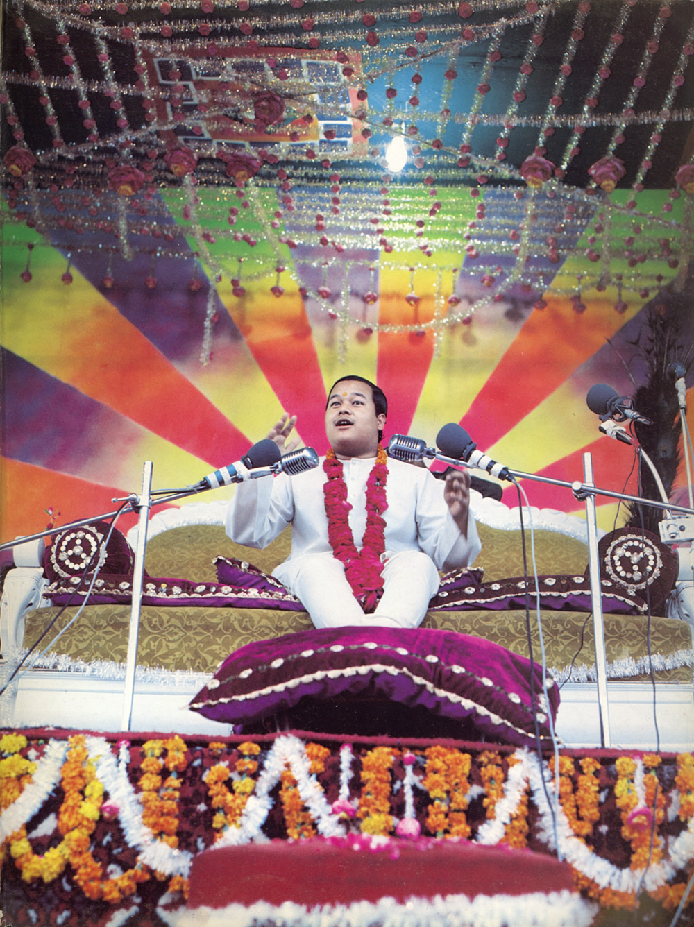 page77_Maharaji_throne_photo.jpg 558.4K