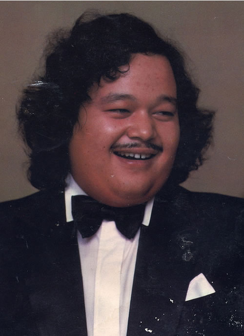 maharaji_in_tuxedo.jpg 43.5K
