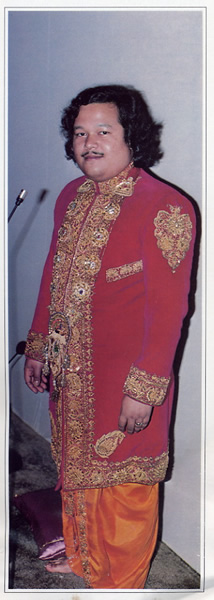 maharaji_standing_krishna_no_crown.jpg 53.1K
